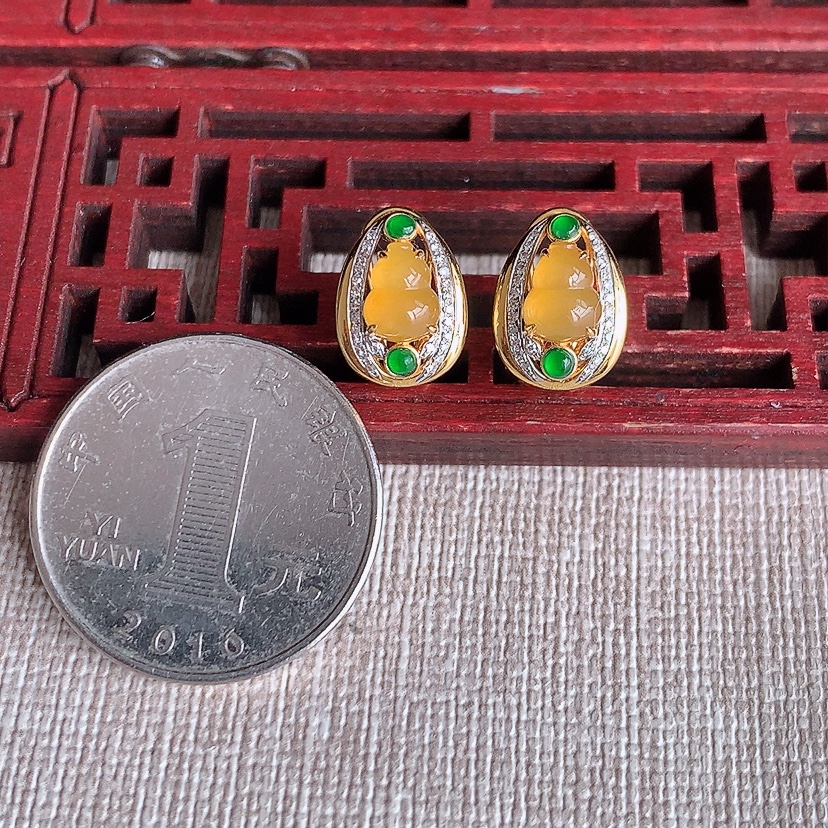 天然A货翡翠18K金伴钻镶嵌黄翡葫芦耳坠 
尺寸6.6-5.3mm 重量3.15g 0331