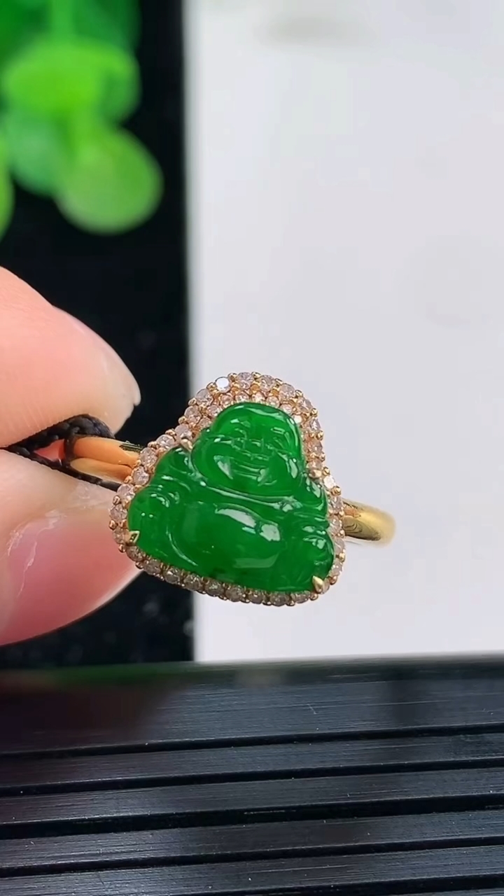 天然A货翡翠佛公戒指尺寸18.1-9-10.7重量:2.99g2026年4月3日
工厂直销收藏佳品,种好水足，色泽均匀，有种有色，上手高大气！