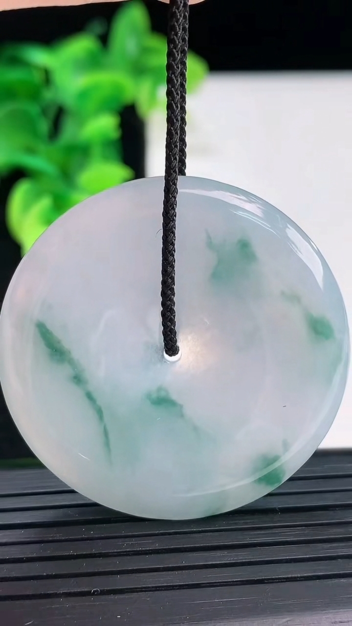 天然A货翡翠飘花平安扣吊坠尺寸42.8-5.8重量:22.99g
4月3日