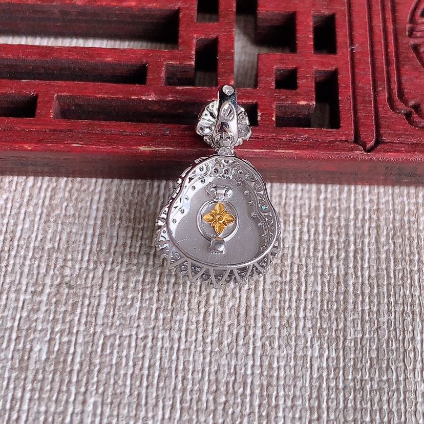 天然A货翡翠18K金伴钻镶嵌飘绿葫芦吊坠 
尺寸21-12.6-9.6裸石9.8-8.6mm 重量2