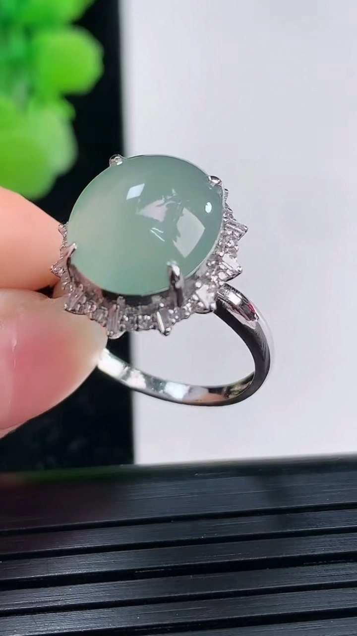 天然A货翡翠蛋面戒指尺寸17.7-13.2-11.1重量:5.69g2026年4月3日
工厂直销收藏佳品,种好水足，色泽均匀，有种有色，上手高大气！