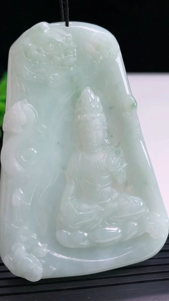 天然A货翡翠文殊菩萨吊坠尺寸72.5-50.4-5.4重量:43.02g
4月3日