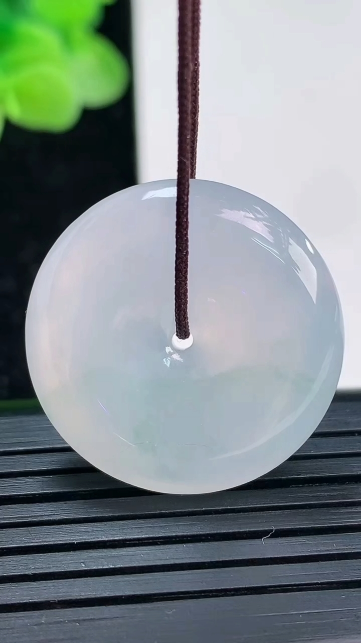 天然A货翡翠冰种飘花平安扣吊坠尺寸26.1-5.9重量:8.34g
4月3日