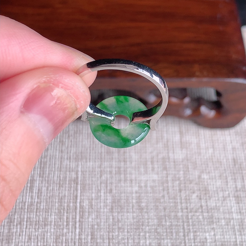 天然A货翡翠18K金伴钻镶嵌飘绿平安环戒指 圈口17.3裸石
尺寸12.5mm 重量3.00g 0331