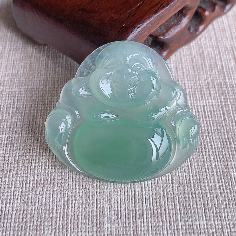 天然A货翡翠晴水大件佛公吊坠 
尺寸34.6-37.5-6mm 重量12.20g 0331