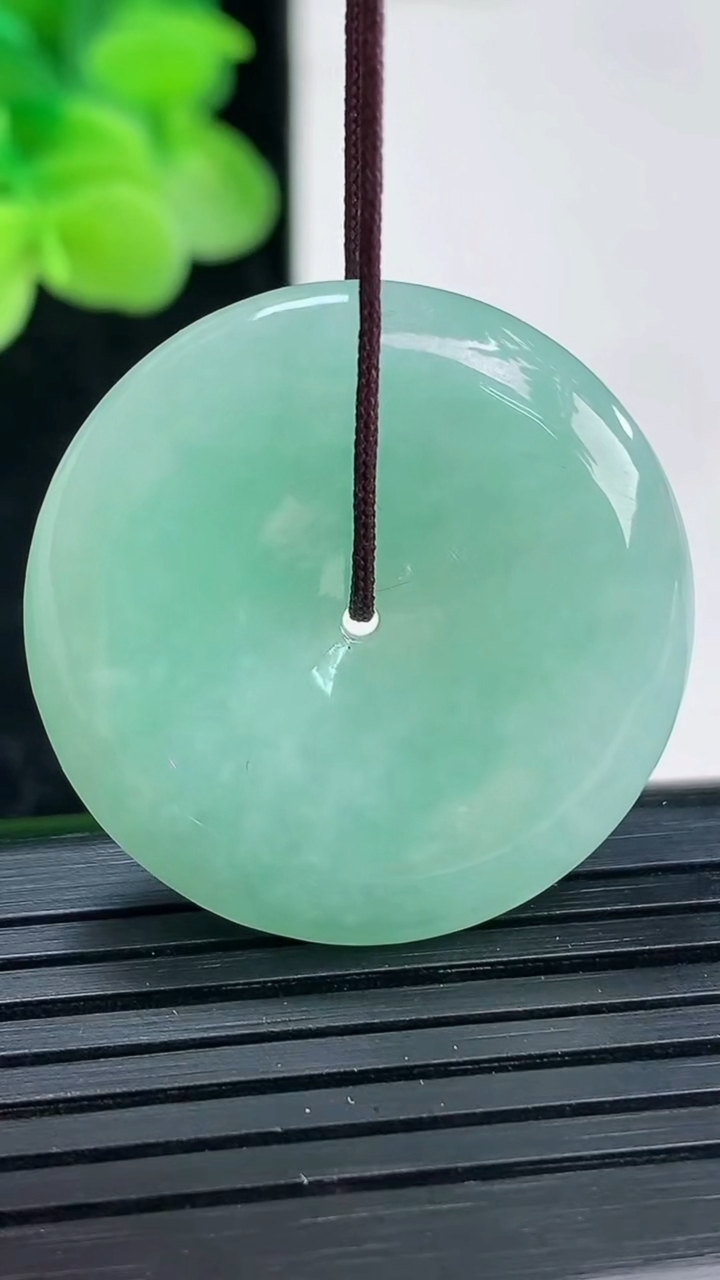 天然A货翡翠平安扣吊坠尺寸29.2-6重量:11.03g
4月3日