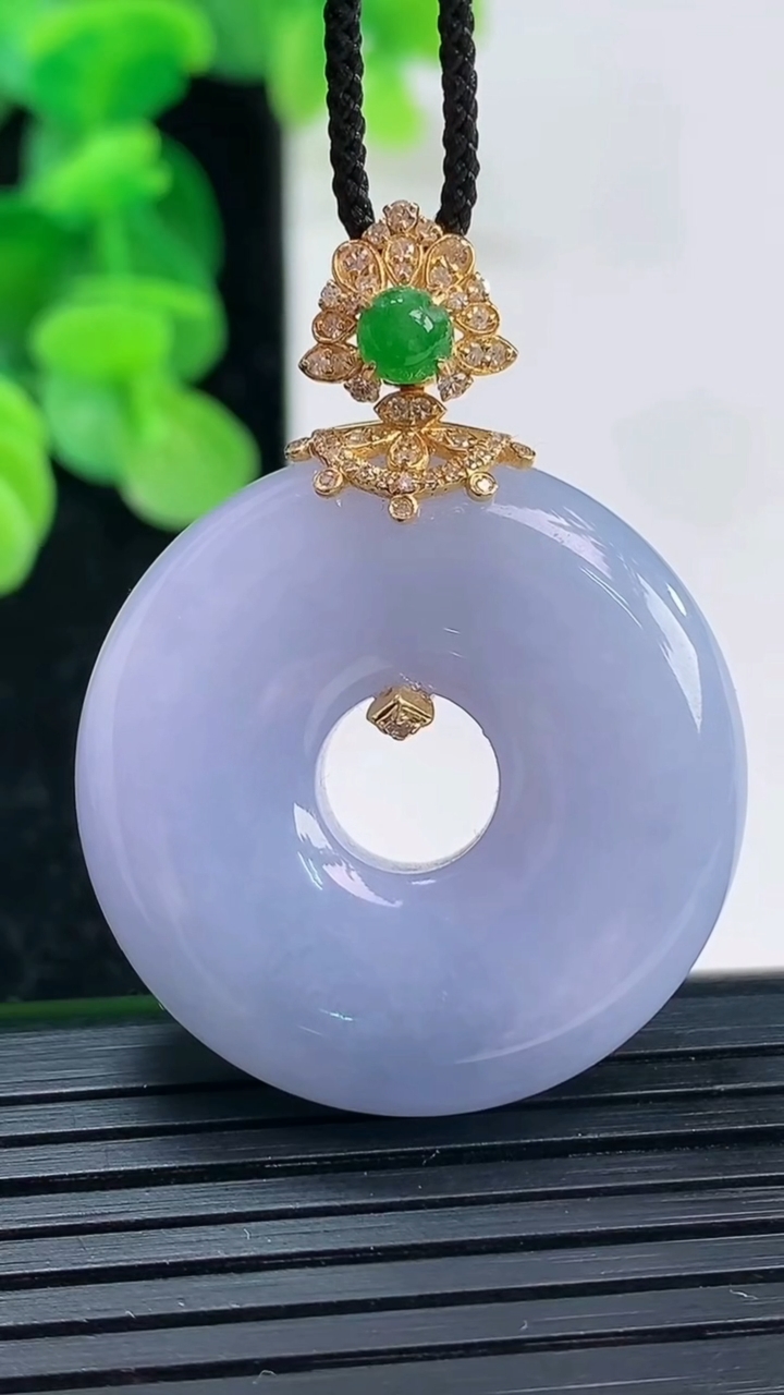 天然A货翡翠18K金紫罗兰平安扣吊坠尺寸30.4-8.3重量:17.63g
4月3日