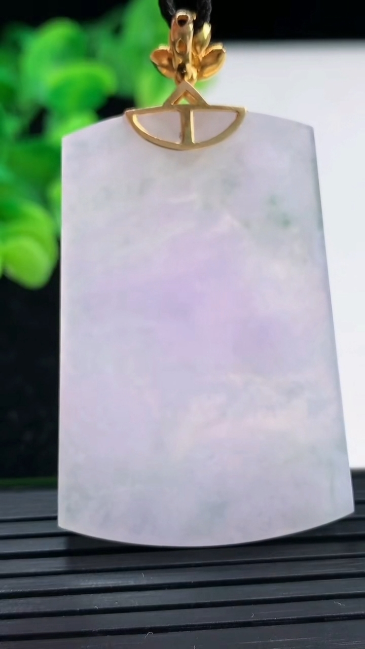 天然A货翡翠种紫罗兰无事牌吊坠尺寸48.7-32.7-4.6重量:20.29g
4月3日