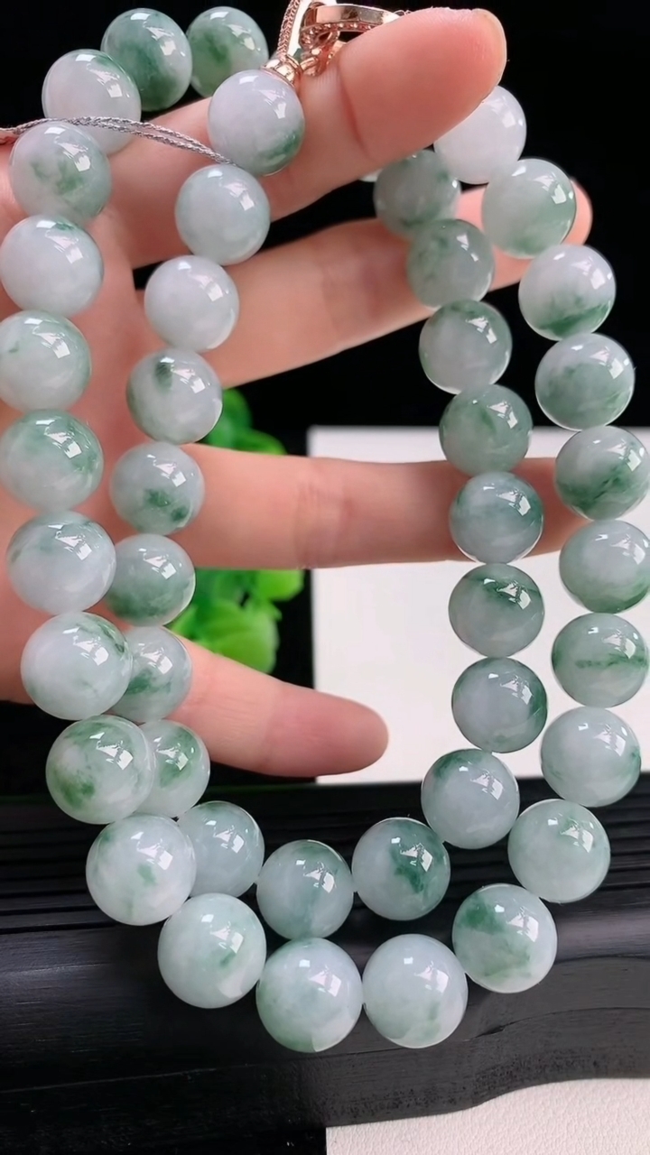 天然A货翡翠飘花圆珠项链尺寸11.3-45颗重量:125.74g4月3日
工厂直销收藏佳品,种好水足，色泽均匀，有种有色，上手高大气！