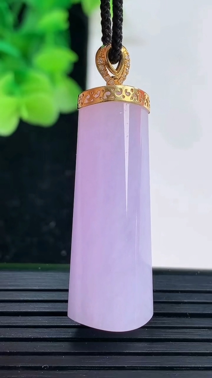 天然A货翡翠18K金紫罗兰平安柱吊坠尺寸37.4-13.5-11.3重量:13.05g
4月3日