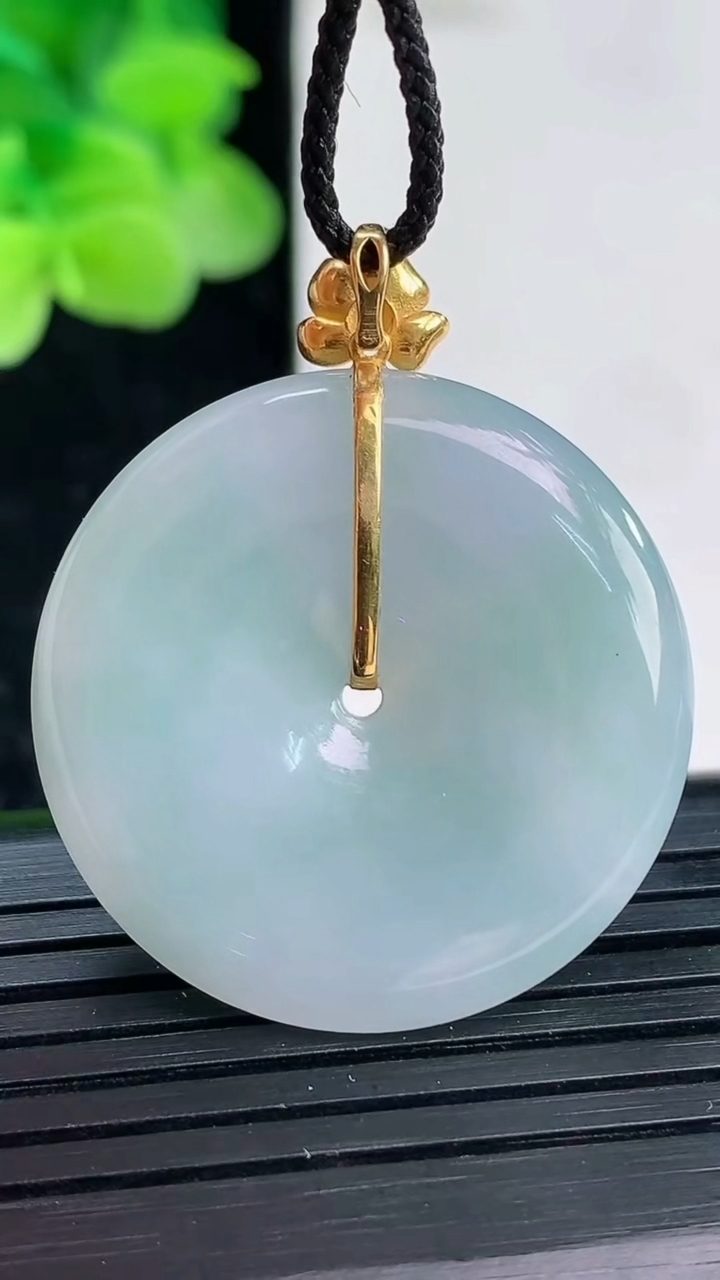 天然A货翡翠平安扣吊坠尺寸29.4-5重量:10.08g
4月3日