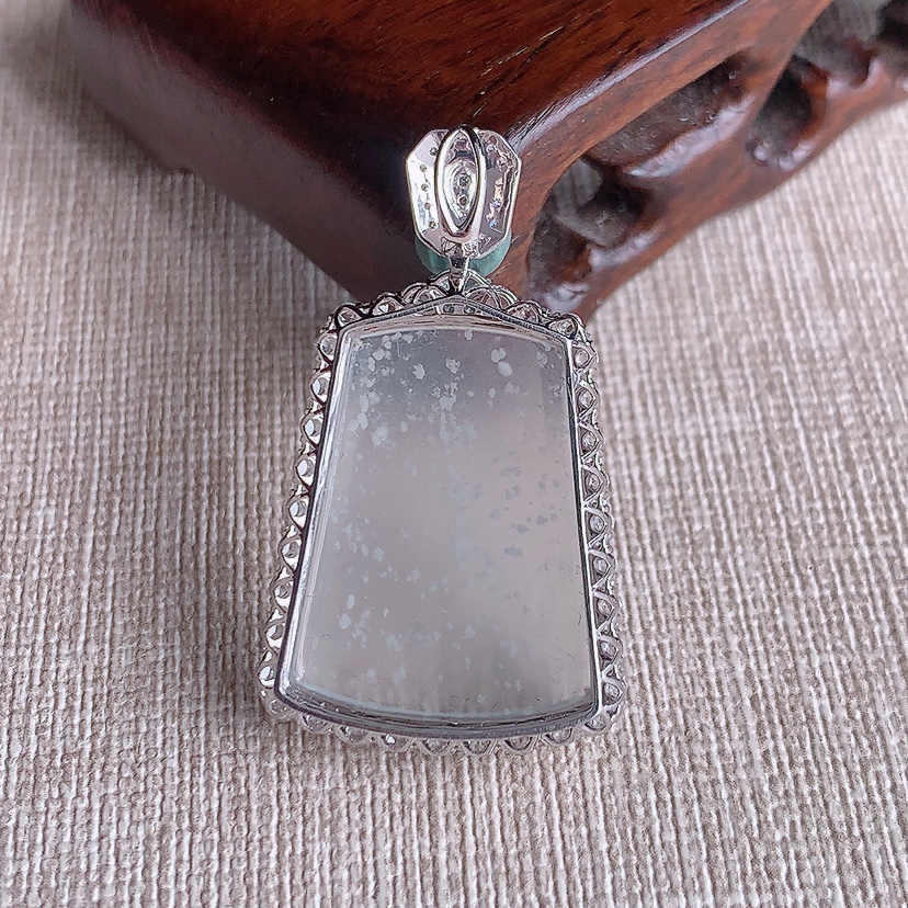 天然A货翡翠18K金伴钻镶嵌白冰白月光雪花棉无事牌吊坠 
尺寸37.8-22-8裸石24.6-18.