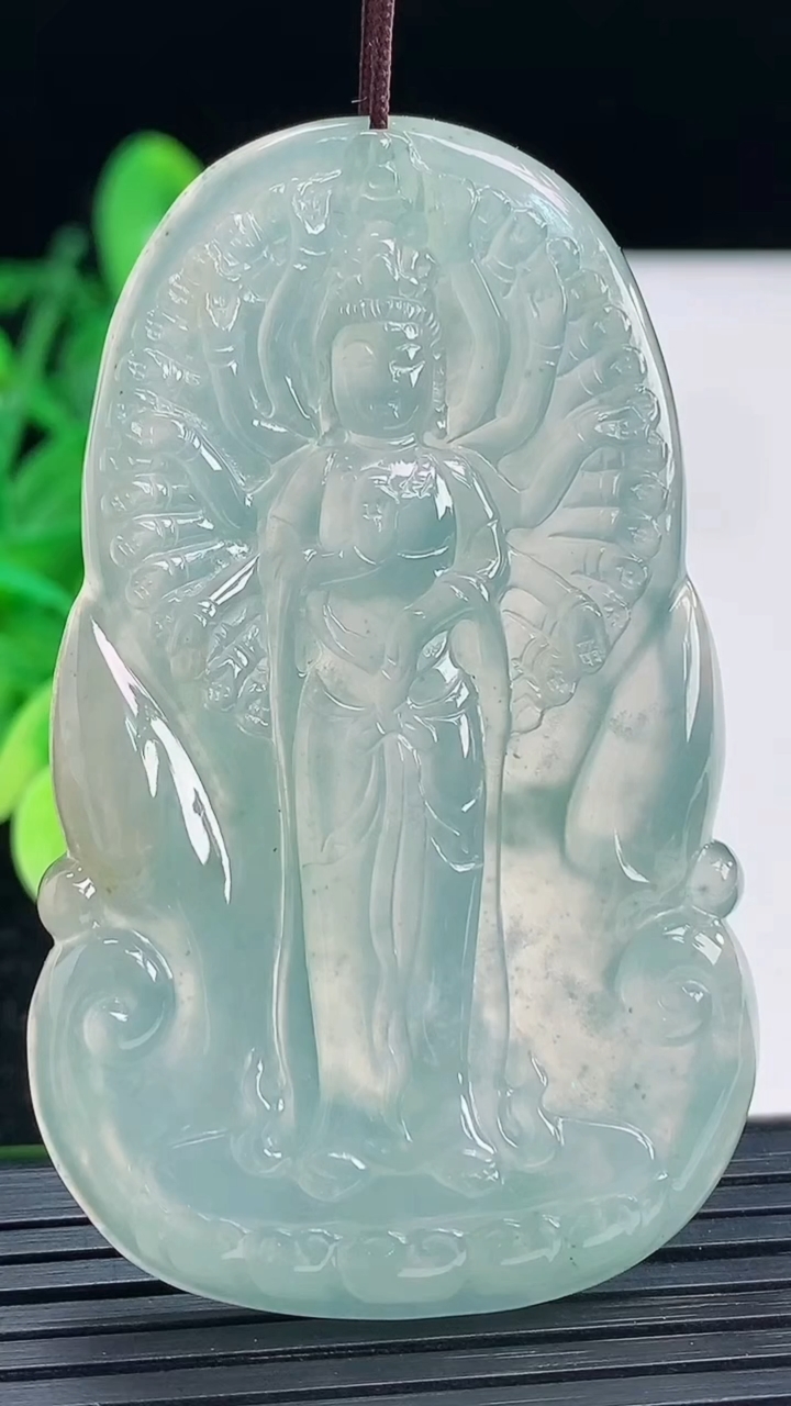 天然A货翡翠种飘花千手观音吊坠尺寸60.9-37.4-4.5重量:26.30g
4月3日