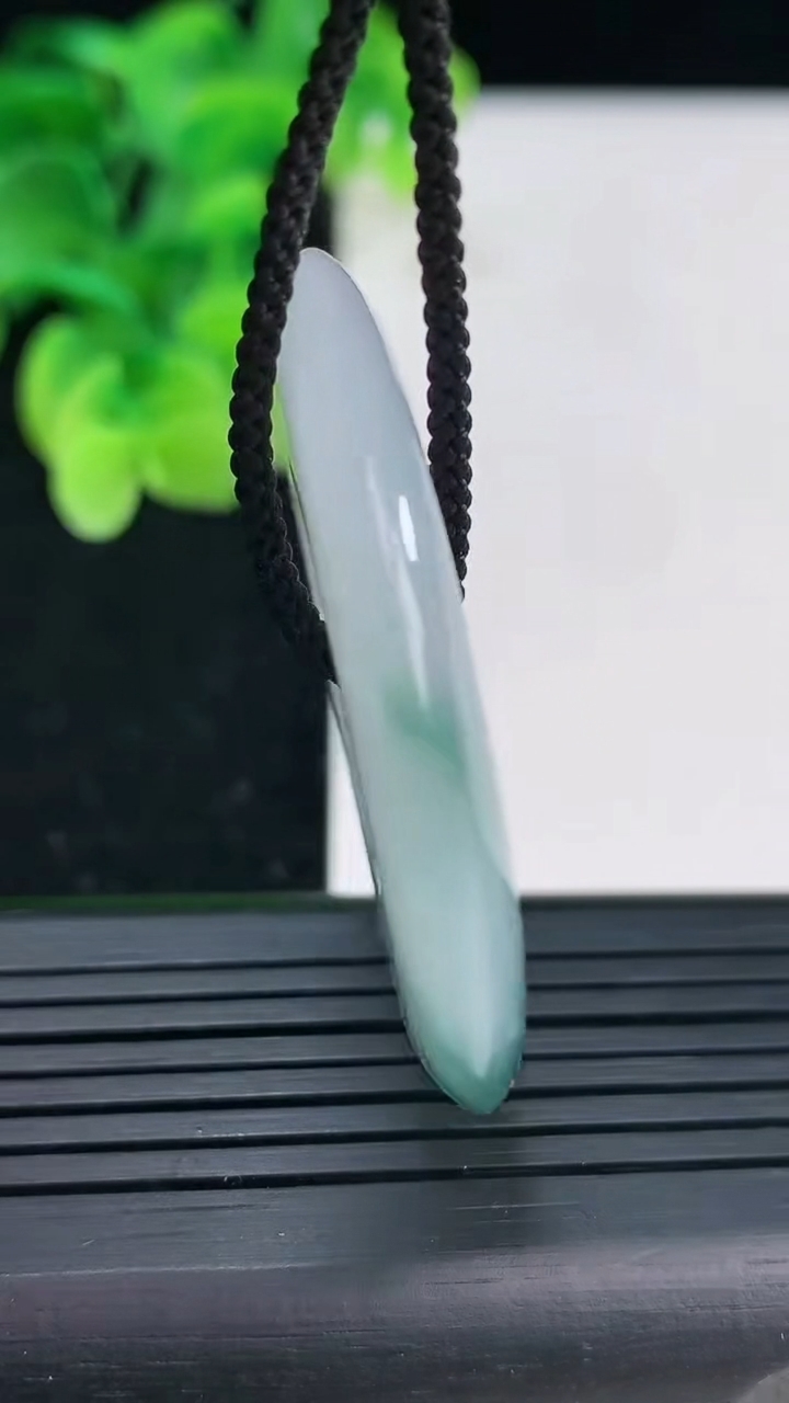 天然A货翡翠飘花平安扣吊坠尺寸42.5-5.8重量:23.40g
4月3日