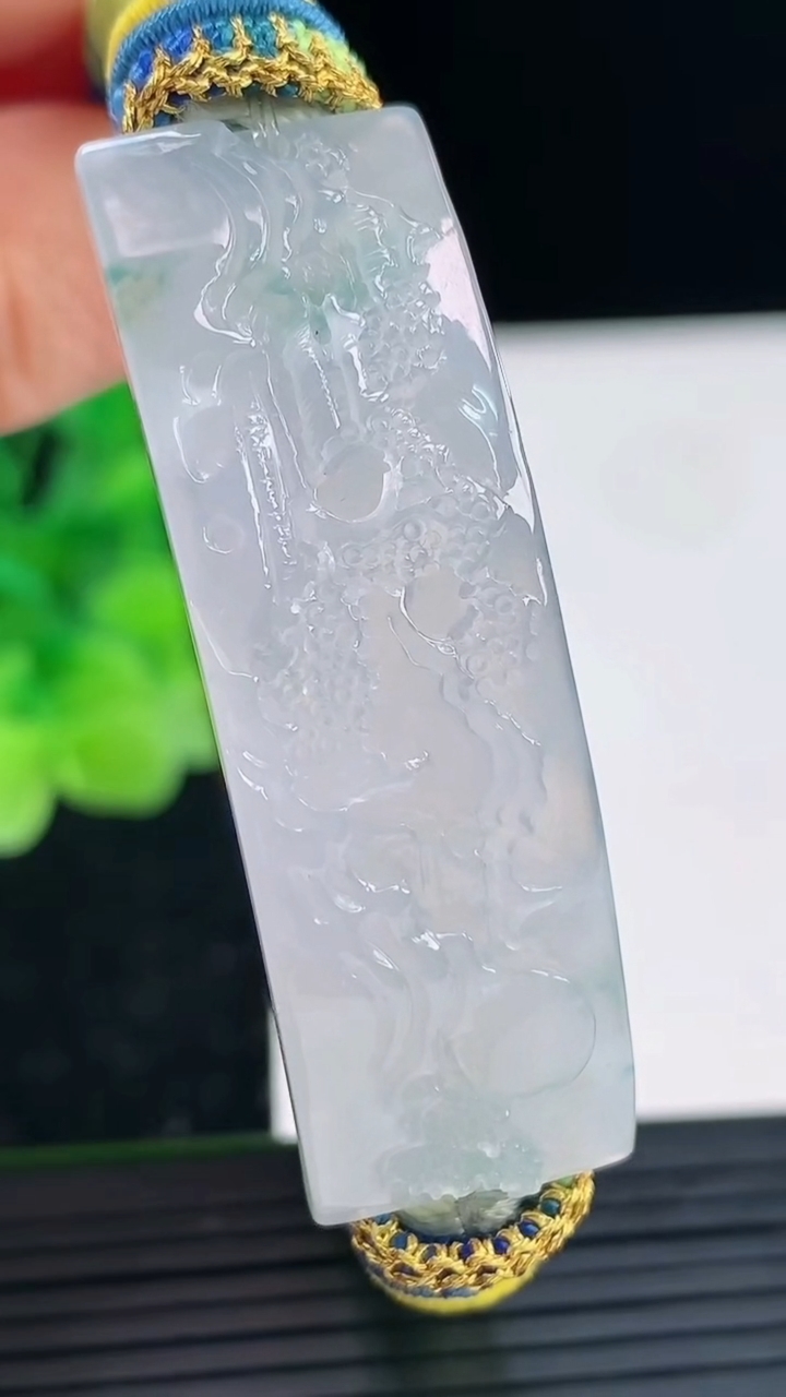 天然A货翡翠手牌尺寸47.2-16.4-3.8重量:20.63g
4月3日