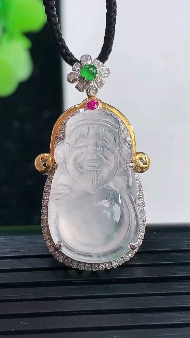 天然A货翡翠种白冰财神爷吊坠尺寸31.7-14.9-9.1裸石21.5-12.7重量:3.93g
4