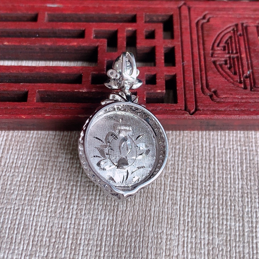 天然A货翡翠18K金伴钻镶嵌甜绿蛋面吊坠 
尺寸31.5-17.8-11.3裸石15.8mm 重量6