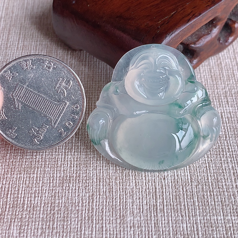 天然A货翡翠飘花佛公吊坠 
尺寸33.2-35-7.7mm 重量12.30g 0331