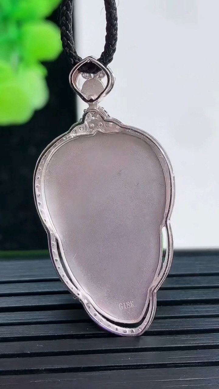 天然A货翡翠金枝玉叶 叶子吊坠尺寸38.6-19.5-4.9裸石27.1-17.4重量:4.12g
4月3日