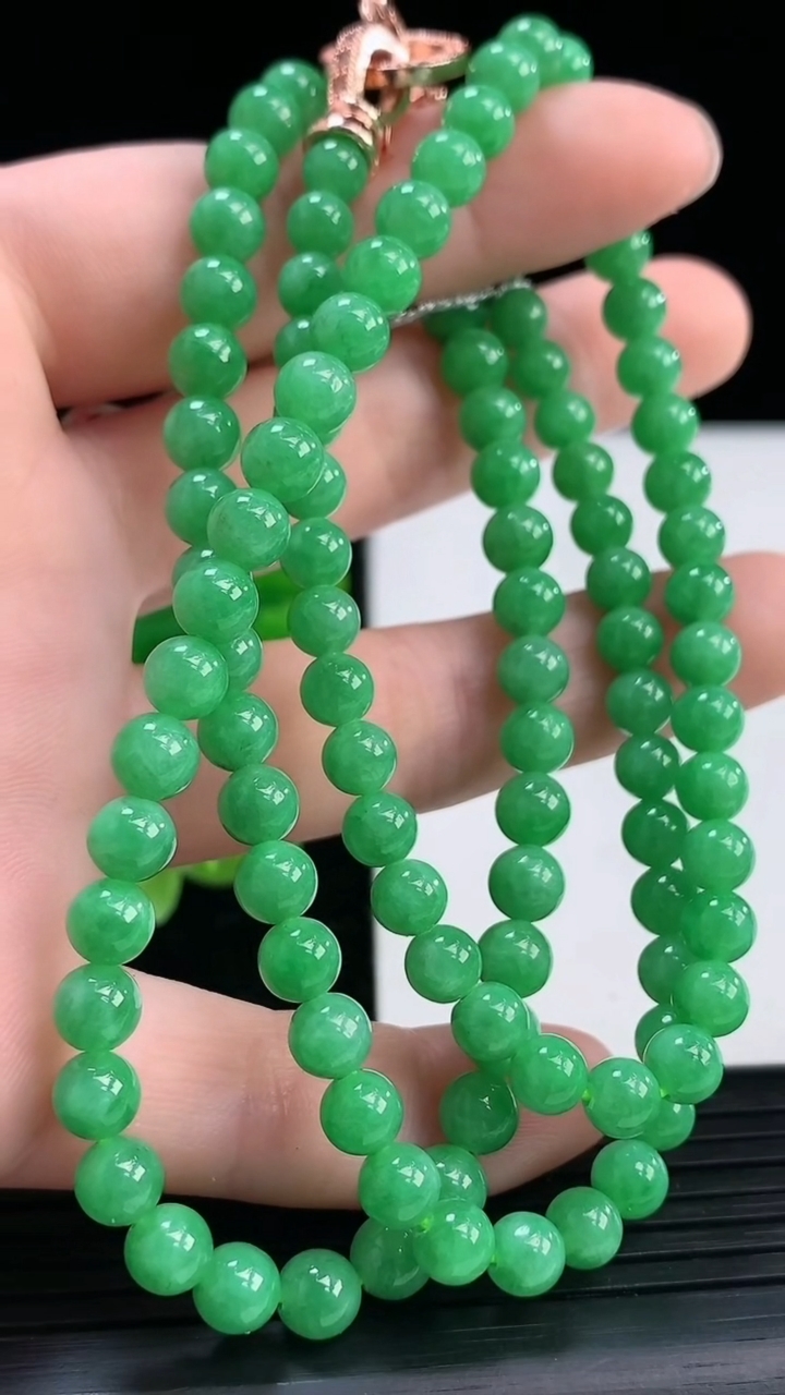 天然A货翡翠圆珠项链尺寸5.2-110颗重量:32.31g
4月3日