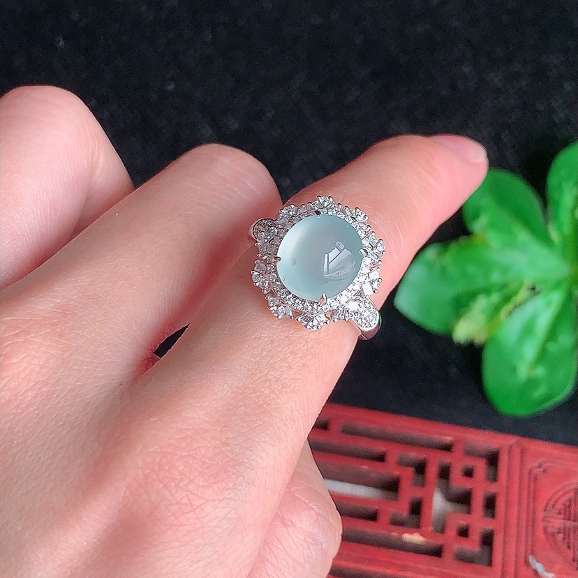 天然A货翡翠18K金伴钻镶嵌晴水蛋面戒指 圈口17.5裸石
尺寸10.2-9mm 重量5.28g 0331