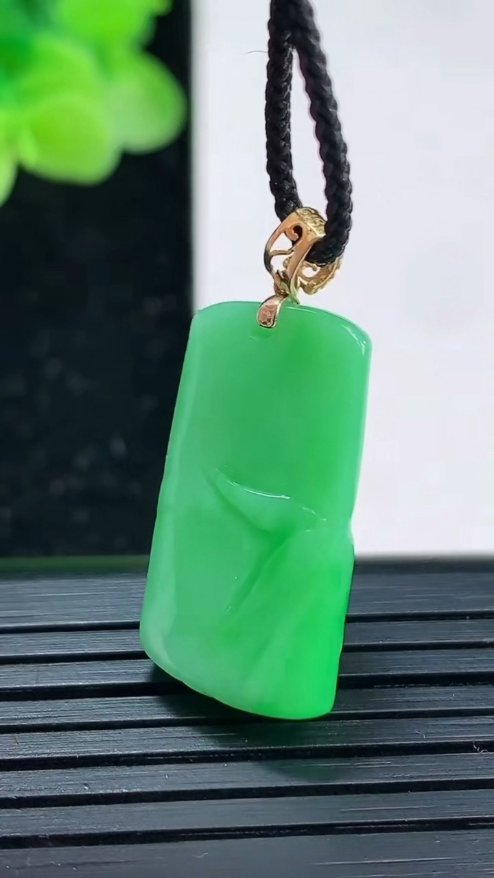 天然A货翡翠节节高升 竹节吊坠尺寸24.3-13.1-5.3重量:4.50g
4月3日