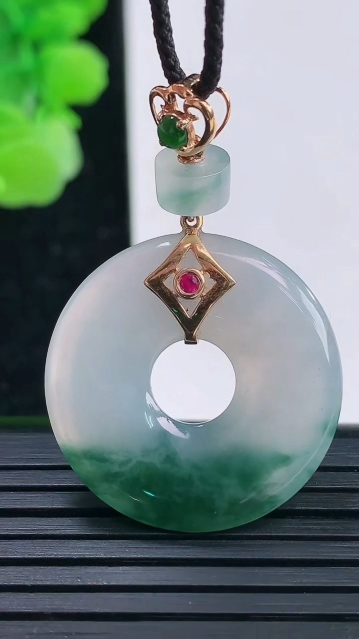 天然A货翡翠18K金飘花平安环吊坠尺寸25.8-3.5重量:5.85g
4月3日