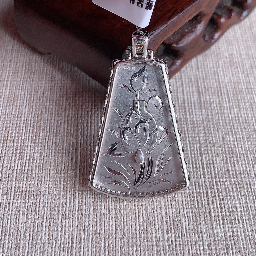 天然A货翡翠18K金伴钻镶嵌满绿意境山水牌吊坠 
尺寸37.3-29-21.8-6.6mm 重量8.