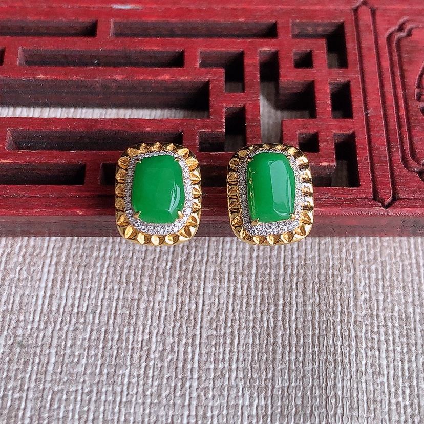 天然A货翡翠18K金伴钻镶嵌满绿马鞍耳钉 
尺寸7.6-4.8mm 重量2.36g 0331