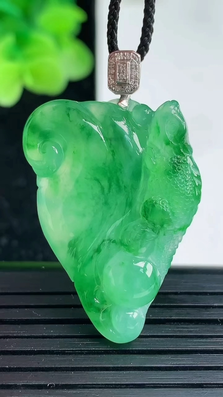 天然A货翡翠今非昔比 蜥蜴吊坠尺寸33.5-22.2-7.7重量:10.73g
4月3日