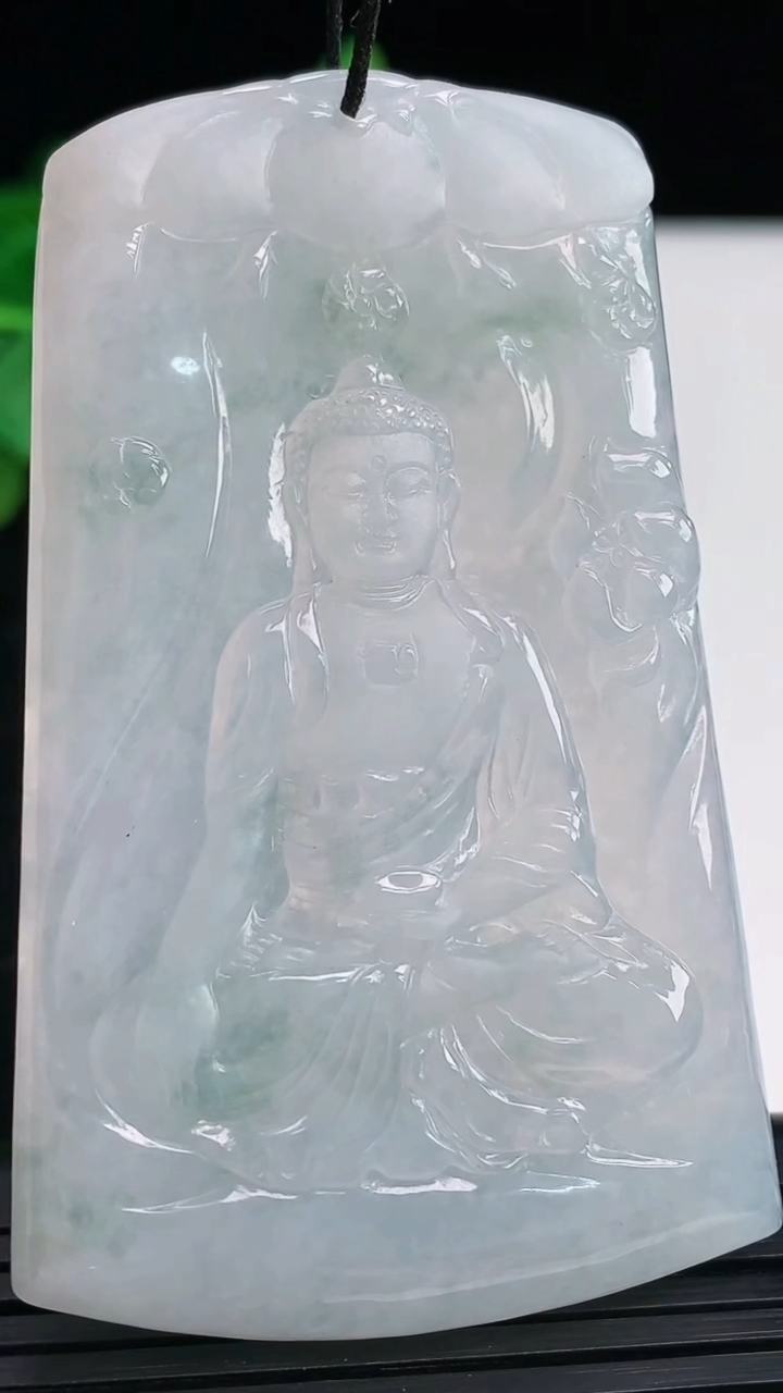 天然A货翡翠飘花阿弥陀佛吊坠尺寸65.6-40-4.7重量:33.07g
4月3日