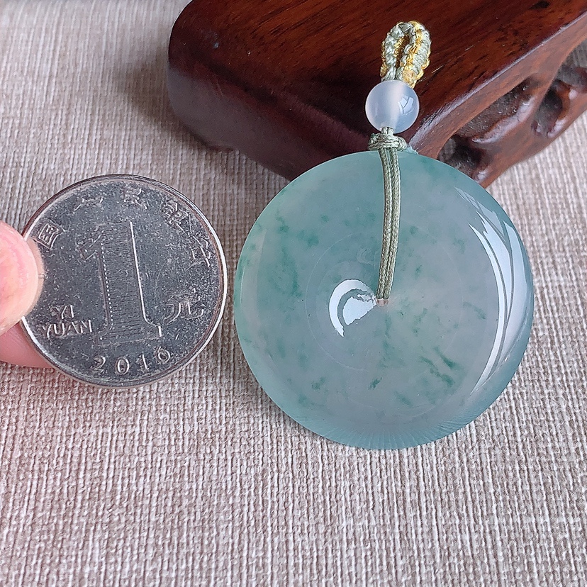 天然A货翡翠飘花平安扣吊坠 
尺寸35-6mm 重量15.15g 0331