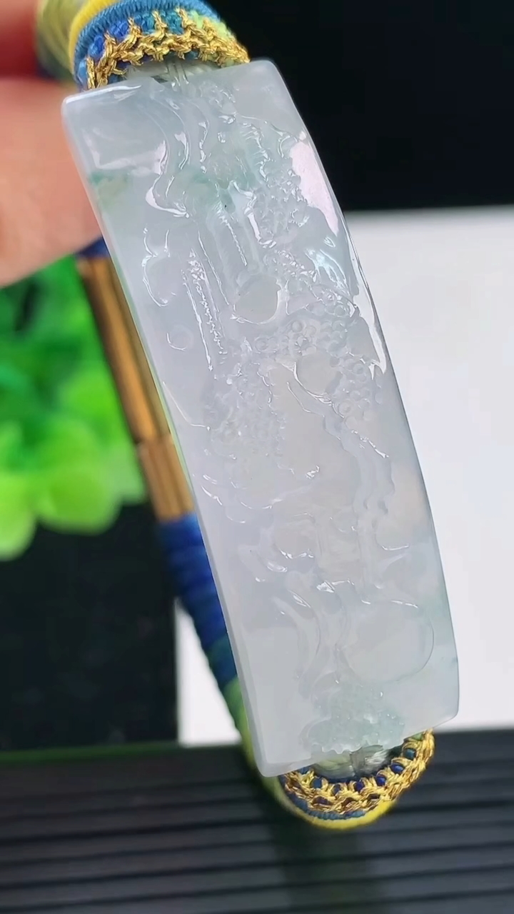 天然A货翡翠手牌尺寸47.2-16.4-3.8重量:20.63g
4月3日