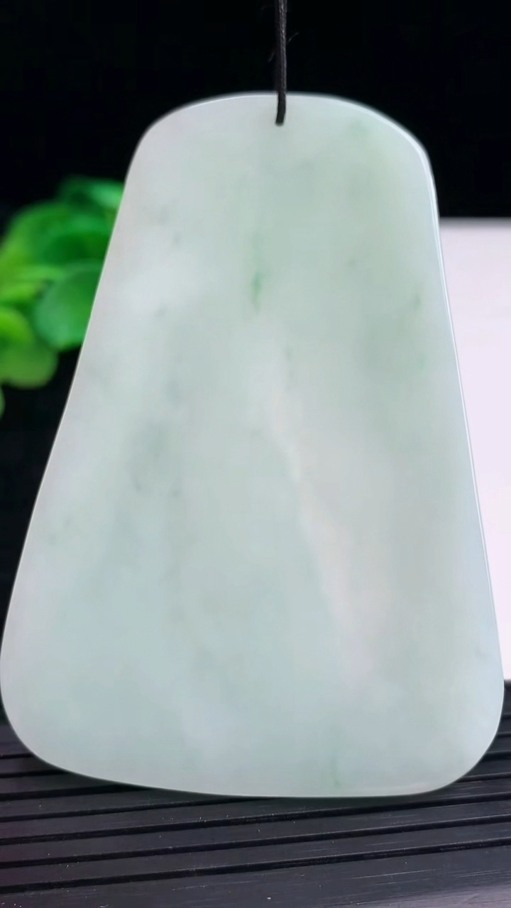 天然A货翡翠文殊菩萨吊坠尺寸72.5-50.4-5.4重量:43.02g
4月3日