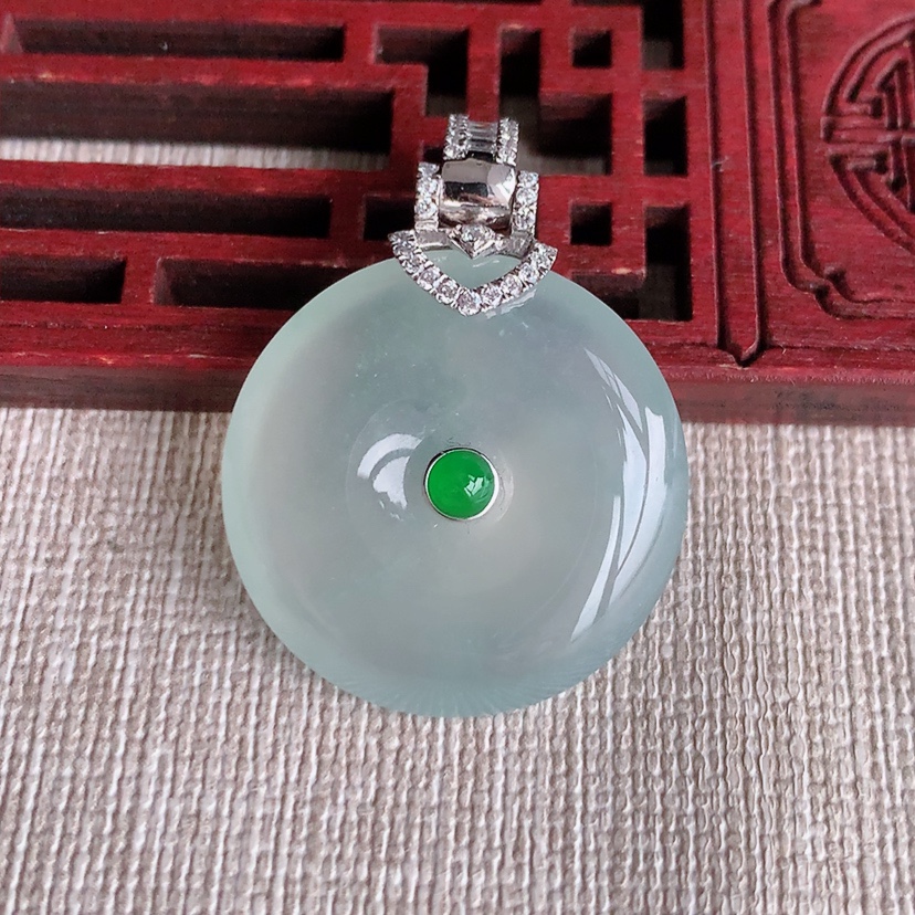 天然A货翡翠18K金伴钻镶嵌晴水平安扣吊坠 
尺寸35.8-25-5.8mm 重量9.63g 0331