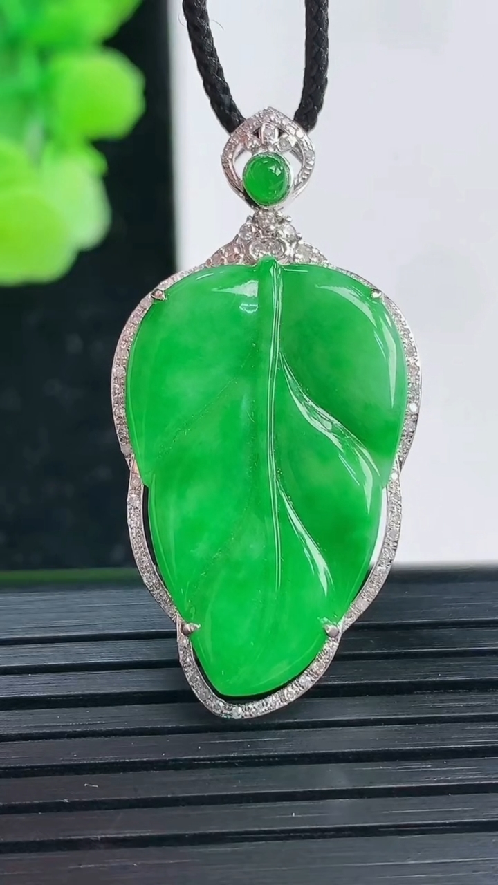 天然A货翡翠金枝玉叶 叶子吊坠尺寸38.6-19.5-4.9裸石27.1-17.4重量:4.12g
