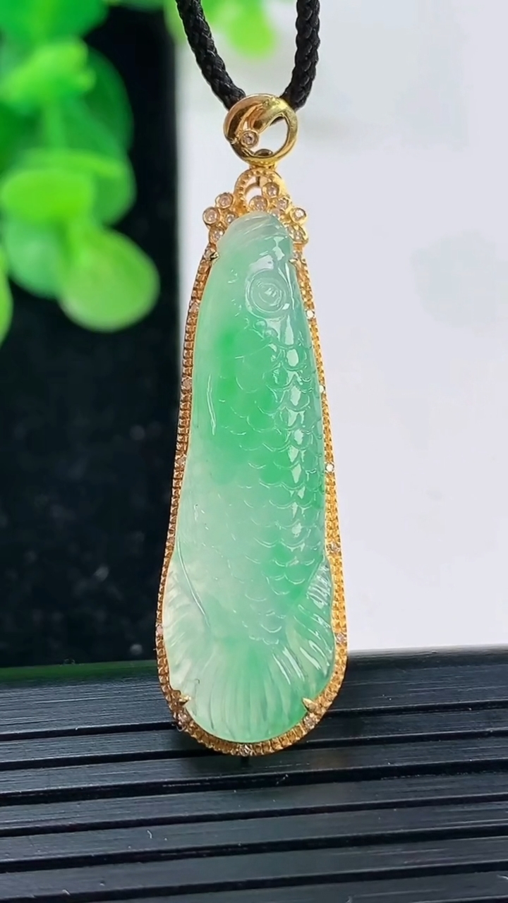天然A货翡翠年年有余吊坠尺寸43.6-11.9-6.2裸石34.2-10.5重量:3.71g
4月3日