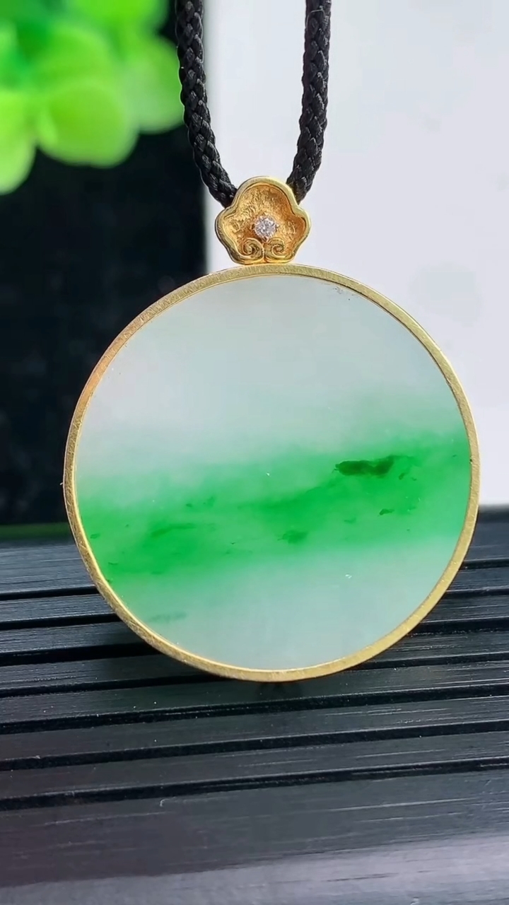 天然A货翡翠无事牌吊坠尺寸24.4-3.9重量:6.97g
4月3日