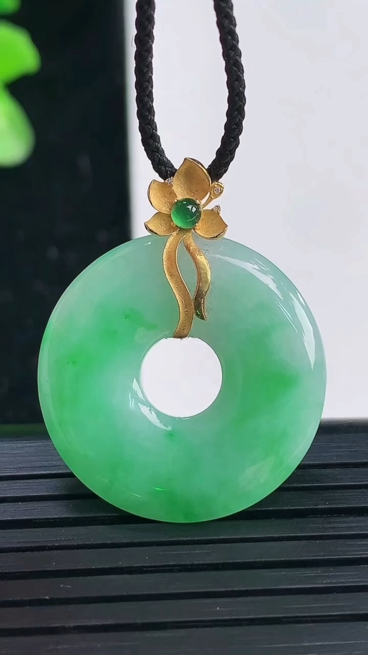 天然A货翡翠平安环吊坠尺寸24.5-3.4重量:4.29g
4月3日