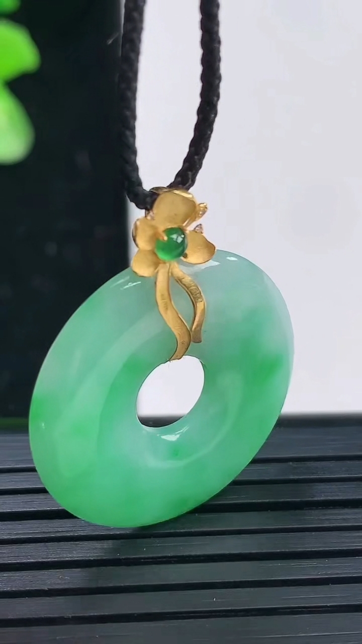 天然A货翡翠平安环吊坠尺寸24.5-3.4重量:4.29g
4月3日