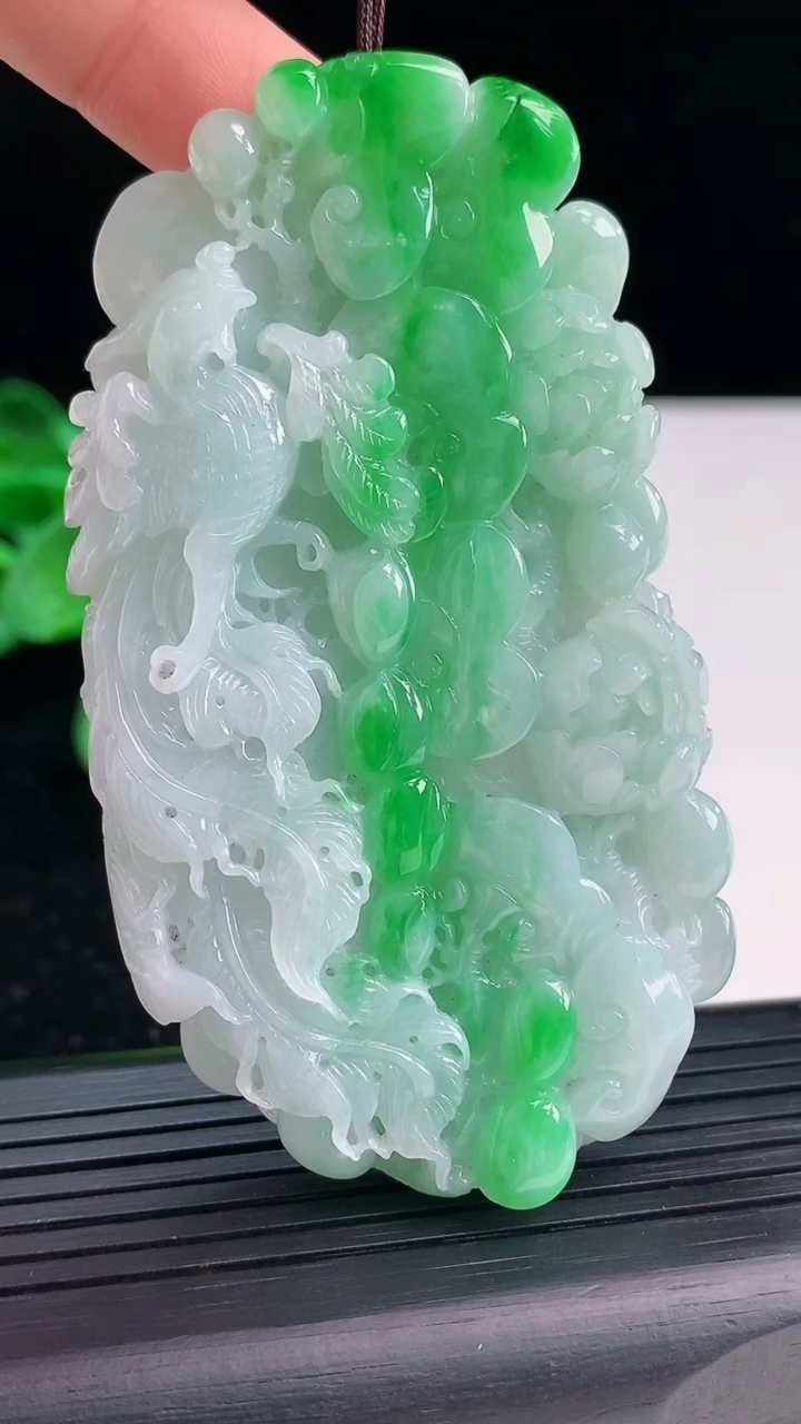 天然A货翡翠凤凰吊坠尺寸77.5-42.4-11.2重量:68.56g
4月3日