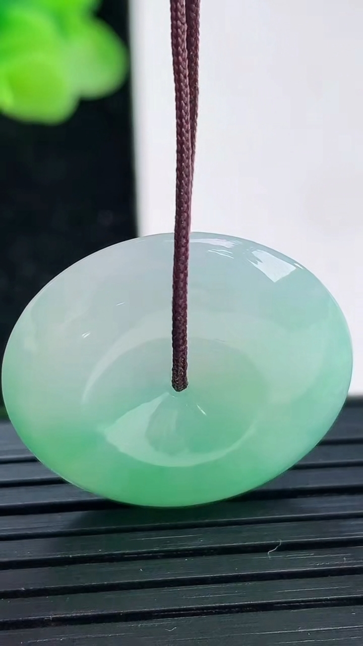 天然A货翡翠平安扣吊坠尺寸25.6-6重量:8.06g
4月3日