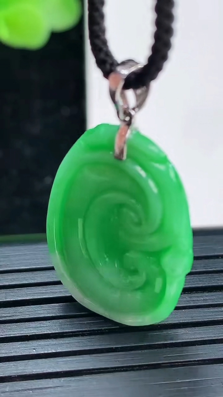 天然A货翡翠如意吊坠尺寸25.3-17.4-4.9重量:4.55g
4月3日