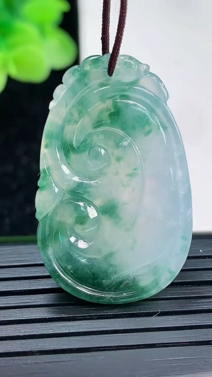 天然A货翡翠冰种飘花如意吊坠尺寸35.5-22-8重量:10.99g
4月3日