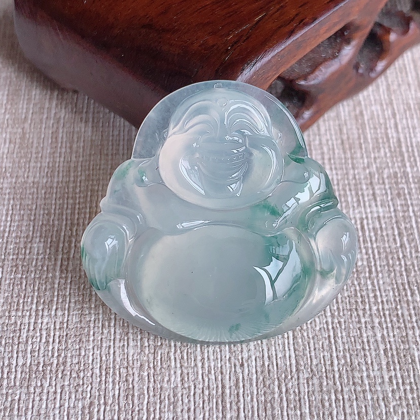 天然A货翡翠飘花佛公吊坠 
尺寸33.2-35-7.7mm 重量12.30g 0331