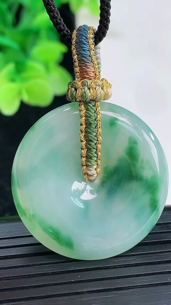 天然A货翡翠飘花平安扣吊坠尺寸31.8-5.4重量:72.40g
4月3日