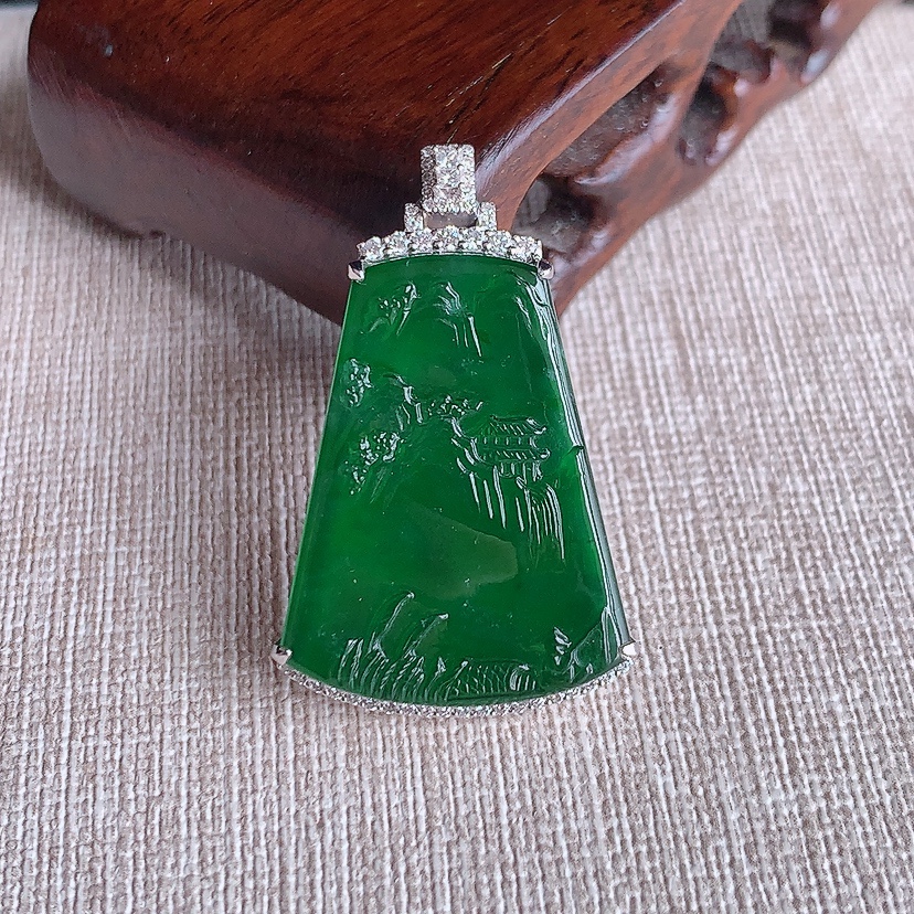 天然A货翡翠18K金伴钻镶嵌满绿意境山水牌吊坠 
尺寸37.3-29-21.8-6.6mm 重量8.20g 0331