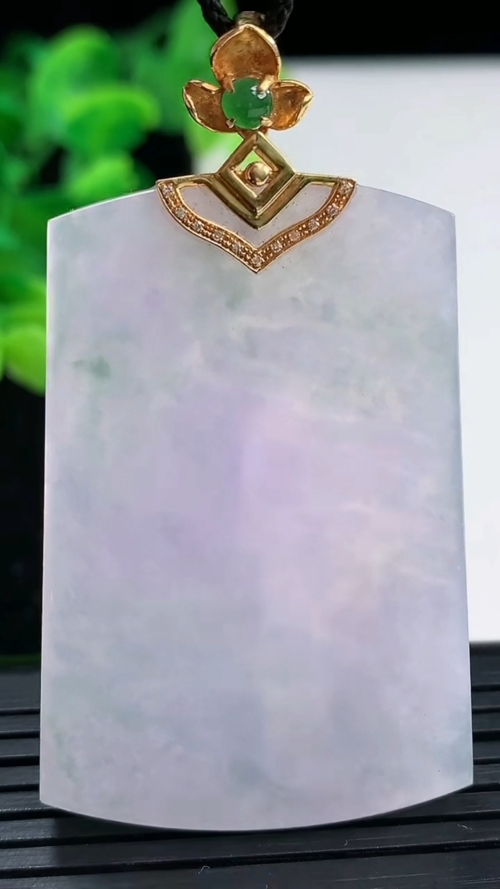 天然A货翡翠种紫罗兰无事牌吊坠尺寸48.7-32.7-4.6重量:20.29g
4月3日