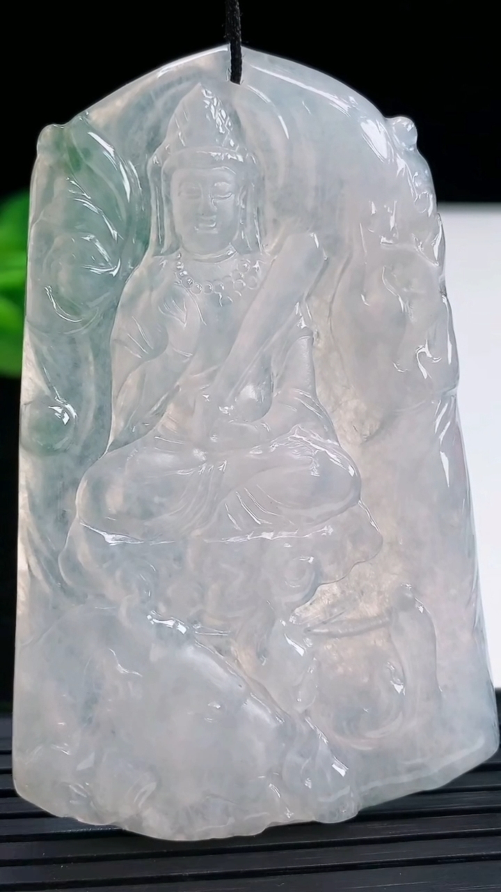 天然A货翡翠飘花文殊菩萨吊坠尺寸71.9-46.4-4.5重量:35.16g
4月3日