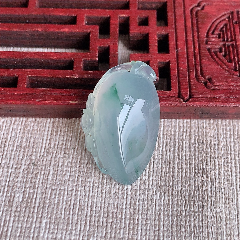 天然A货翡翠飘花福瓜吊坠 
尺寸25.5-16-9.8mm 重量5.40g 0331